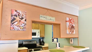 Kylskåp, mikrovågsugn, ugn och spishäll