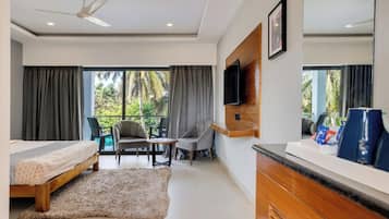 Dobbeltrom – deluxe, bassengutsikt | Safe på rommet og sengetøy