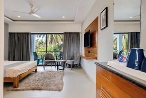 Deluxe-Doppelzimmer, Poolblick | Zimmersafe, Bettwäsche