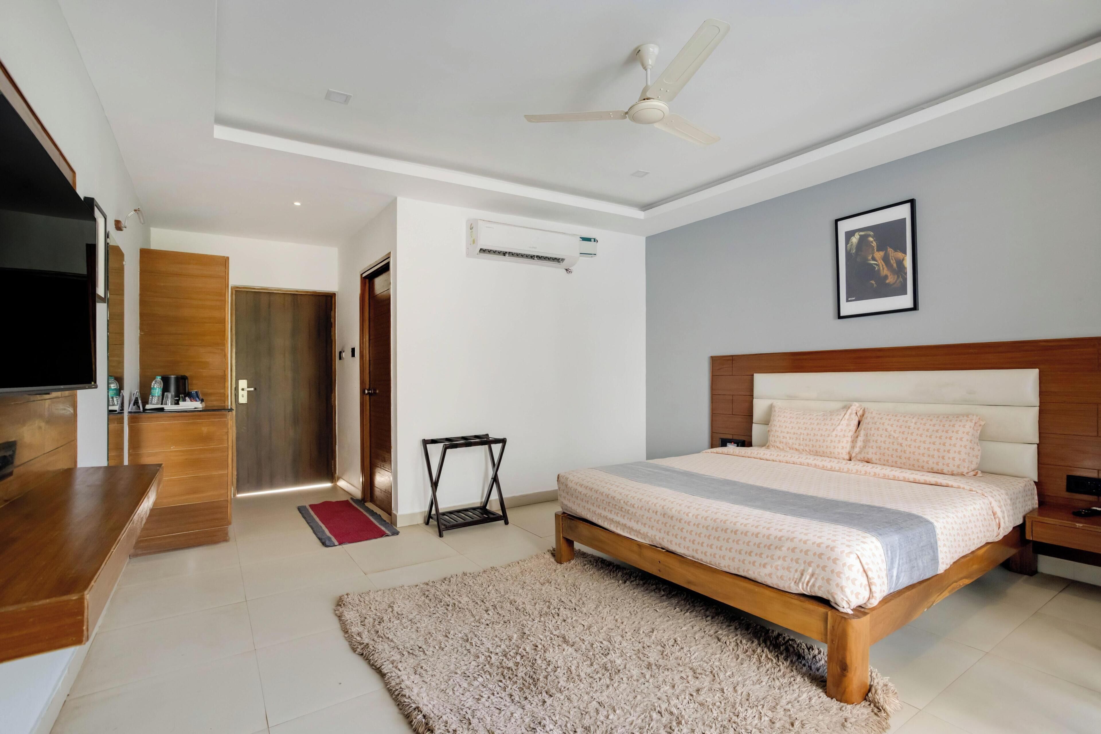 Deluxe Double Room | In-room safe, bed sheets