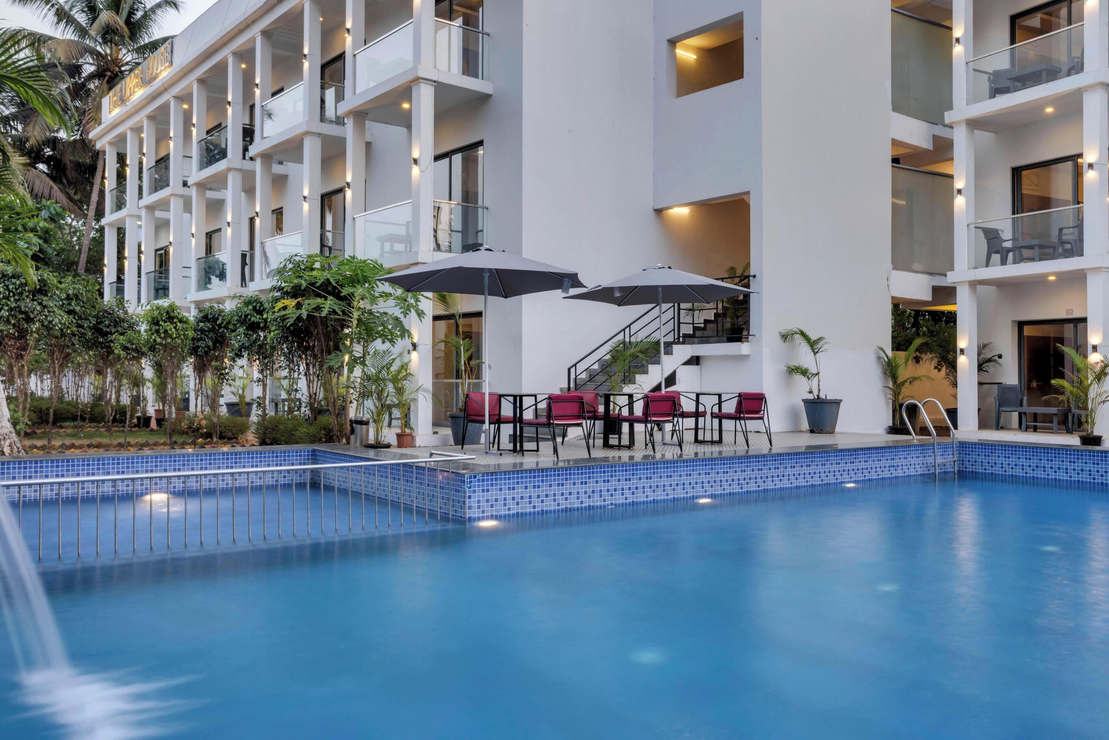 Un hôtel doté d’une piscine, d’un espace extérieur aménagé et d’un escalier menant aux étages supérieurs.