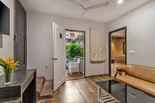 Suite | In-room safe, bed sheets