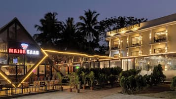 Hồ bơi ngoài trời