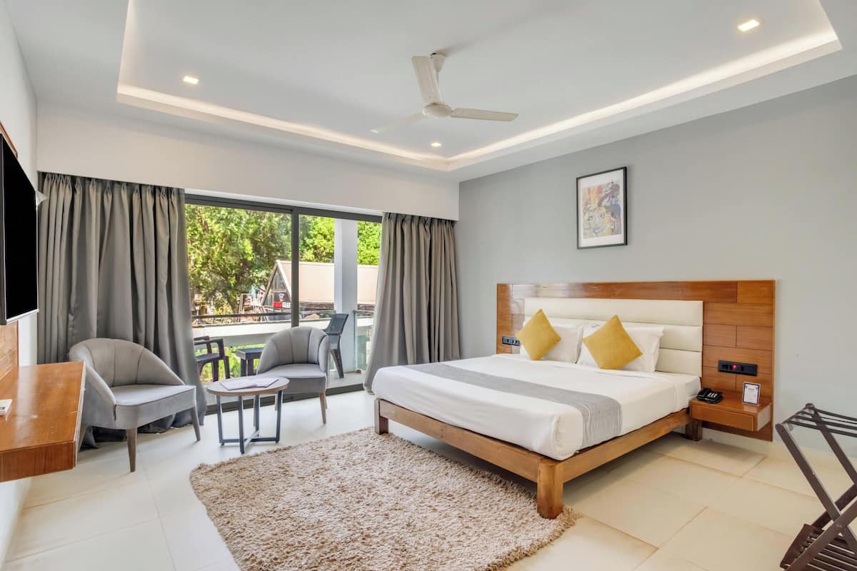 Deluxe Double Room, Balcony | In-room safe, bed sheets