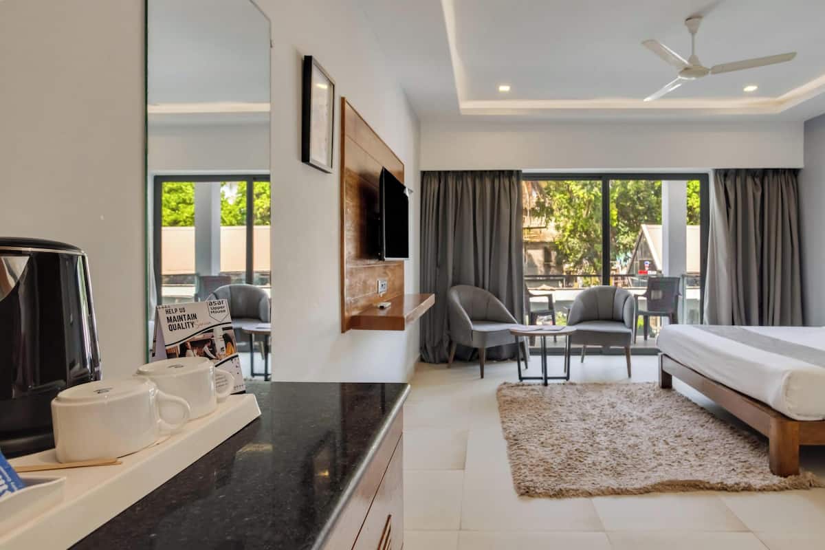 Deluxe Double Room, Pool View | In-room safe, bed sheets