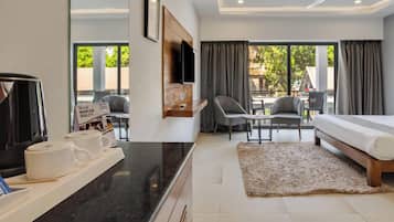 Phòng đôi Deluxe, quang cảnh hồ bơi | Két bảo mật tại phòng, bộ trải giường