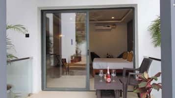 Habitación Deluxe doble, vistas a la piscina | Caja fuerte y ropa de cama