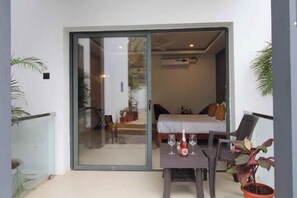 Habitación doble Deluxe, vista a la alberca | Caja de seguridad en la habitación y ropa de cama 