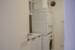 Villa | Bathroom | Separate tub and shower, deep soaking tub, free toiletries, hair dryer
