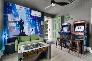 Games room - PCB Mini Golf House · Private Pool · Sleeps 11 (Panama City)