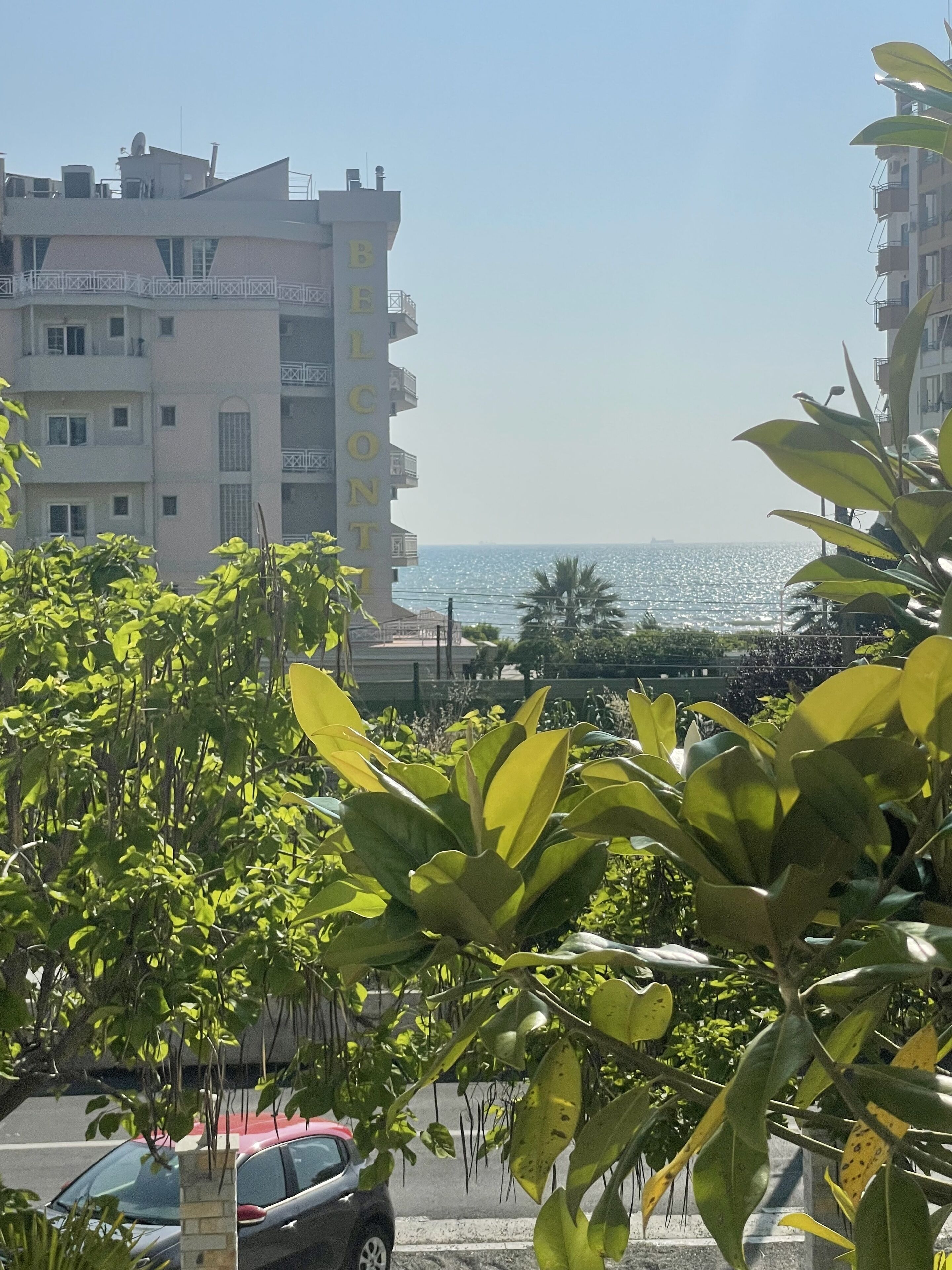 Espacio para trabajar con laptop y cortinas blackout 