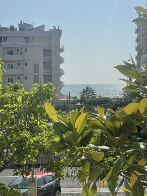 Een laptopwerkplek, verduisterende gordijnen