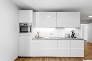 Réfrigérateur, four, plaque de cuisson, lave-vaisselle