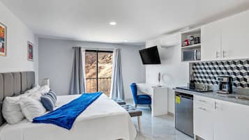 Desk, iron/ironing board, Internet, bed sheets