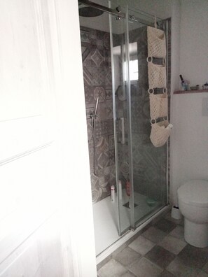 Bañera de hidromasaje, secador de pelo, bidé y toallas