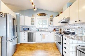 Frigorífico, microondas, horno y placa de cocina
