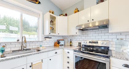 Evinrude Escape | House in Coupeville with boat launch & beach access