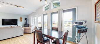 Evinrude Escape | House in Coupeville with boat launch & beach access