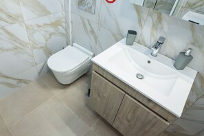 Apartment | Bathroom - Charming Urban Oasis at Megaro Mousikis (Athens)