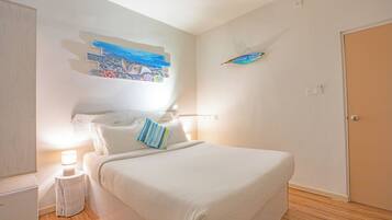 Standard Room, 1 Queen Bed | Minibar, desk, blackout curtains, iron/ironing board
