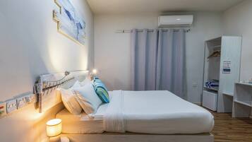 Quarto casal luxo, sacada | Frigobar, escrivaninha, cortinas blackout, ferros/tábuas de passar roupa