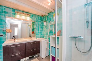Een douche, een haardroger, handdoeken, toiletpapier