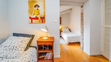 2 bedrooms, desk, iron/ironing board, bed sheets