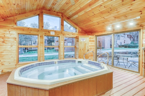 Two-story condo with private sauna, pool, hot tubs & gym - walk to lifts