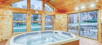 Two-story condo with private sauna, pool, hot tubs & gym - walk to lifts