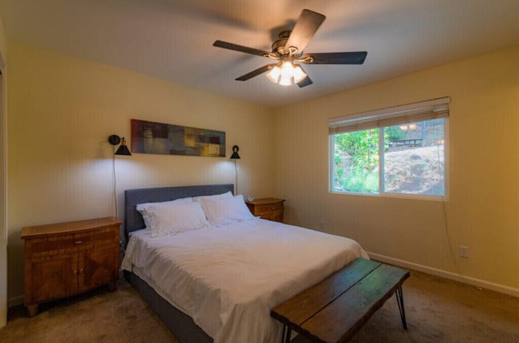 3 間睡房、房內夾萬、書桌、熨斗/熨衫板