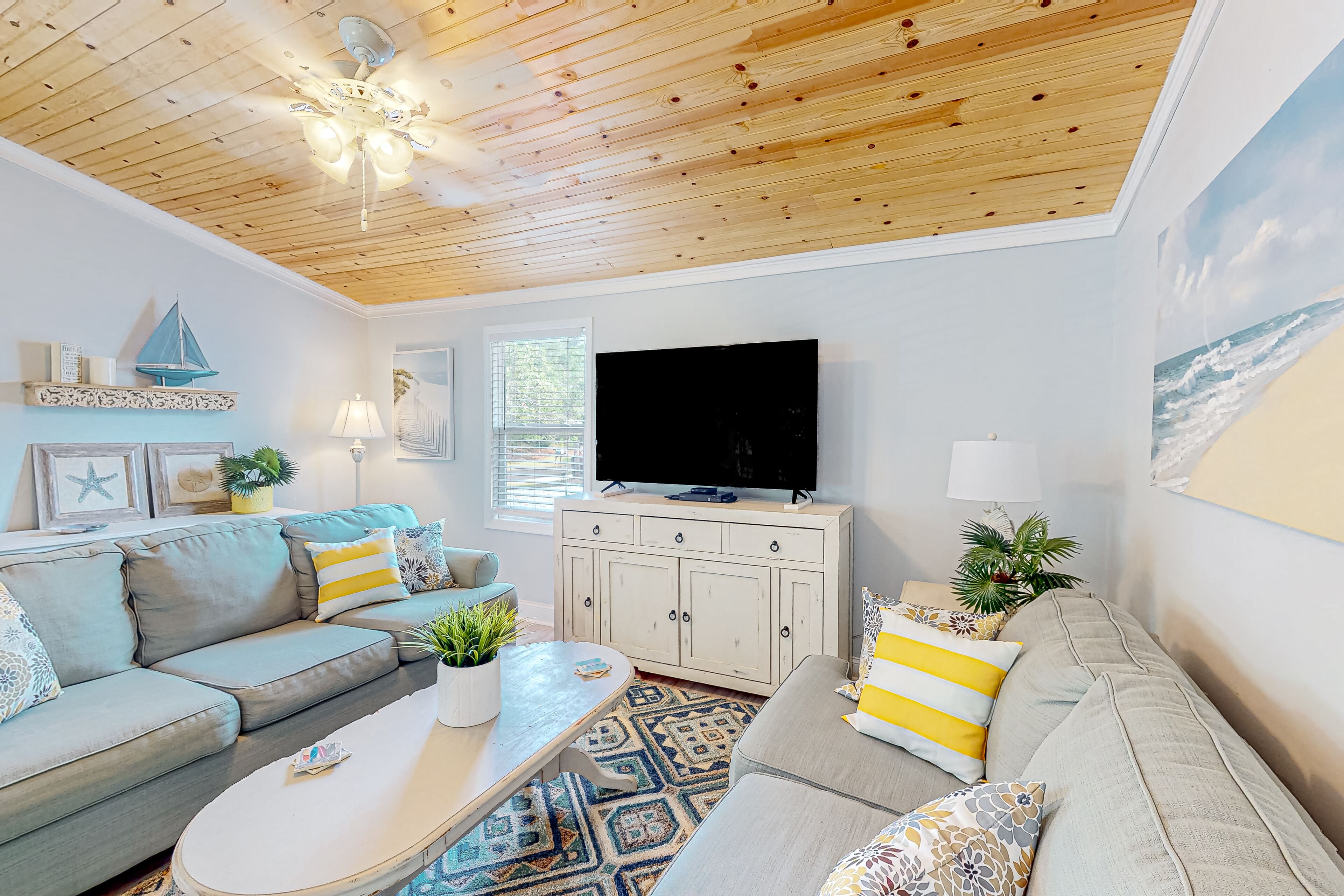 Dog-friendly house in Oak Island with screened porch, yard, AC, & streaming