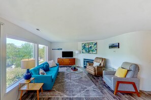 TV, table tennis - Beautiful condo with mountain view deck, pool, hot tub & prime location (Chelan)