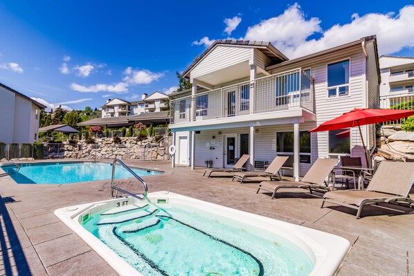 Pool - Beautiful condo with mountain view deck, pool, hot tub & prime location (Chelan)
