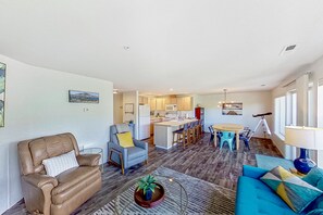 TV, table tennis - Beautiful condo with mountain view deck, pool, hot tub & prime location (Chelan)