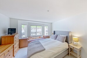 2 bedrooms, internet, bed sheets - Beautiful condo with mountain view deck, pool, hot tub & prime location (Chelan)