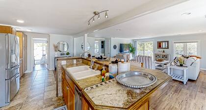 Lands End | House in Murrells Inlet on the marsh front with balcony and grill