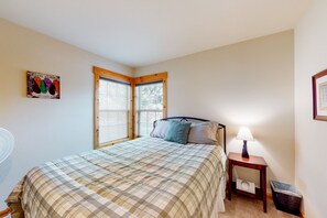 3 bedrooms, iron/ironing board, internet, bed sheets