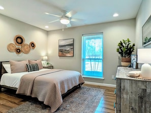 3 bedrooms, desk, iron/ironing board, travel cot - Pecan Grove: Stroll Downtown Frisco (Frisco)
