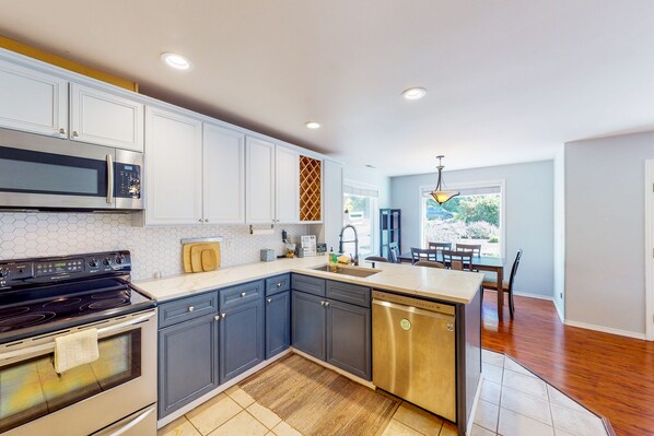 Kühlschrank, Mikrowelle, Ofen, Herdplatte