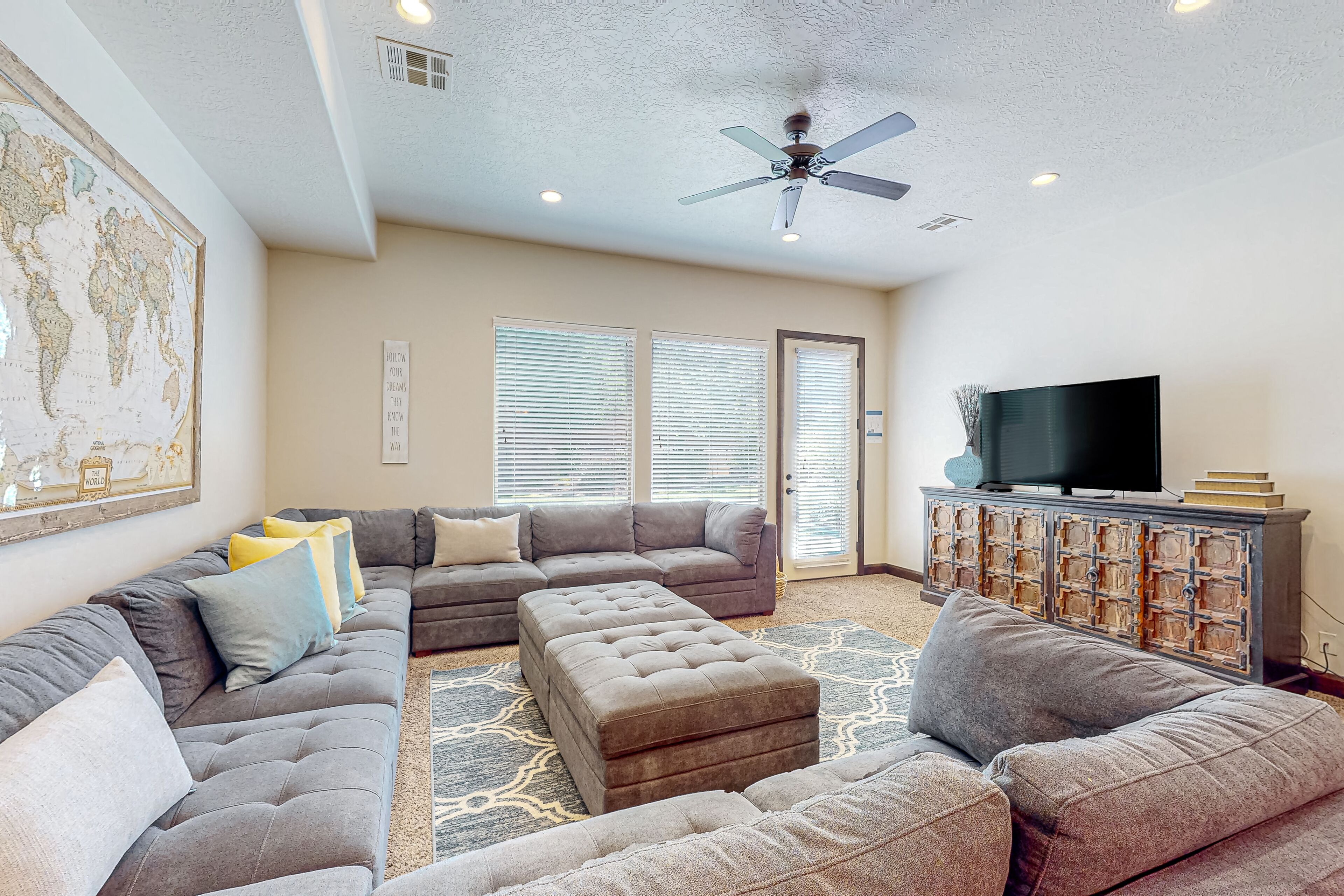 Stunning mtn-view townhome with 2 heated pools, hot tubs, gym, grill, patio