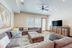 TV, books - Stunning mtn-view townhome with 2 heated pools, hot tubs, gym, grill, patio (Washington)