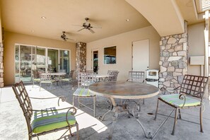 Outdoor dining - Stunning mtn-view townhome with 2 heated pools, hot tubs, gym, grill, patio (Washington)