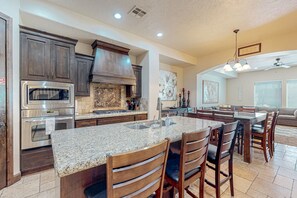 Fridge, microwave, oven, stovetop - Stunning mtn-view townhome with 2 heated pools, hot tubs, gym, grill, patio (Washington)