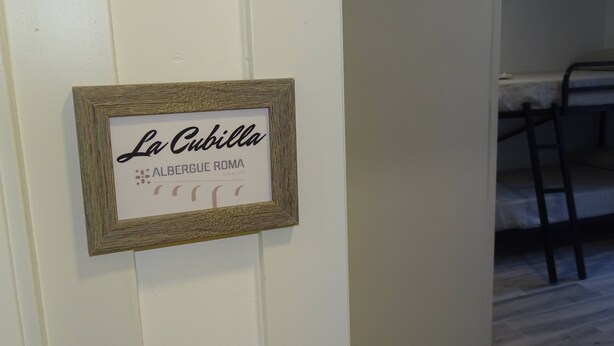 A framed sign with the text "La Cubilla" and "Albergue Roma" indicating a hostel in Rome. - Albergue Roma (Lena)