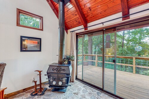 Roomy mountain-view cabin with a loft, wrap-around deck, WiFi - dogs OK