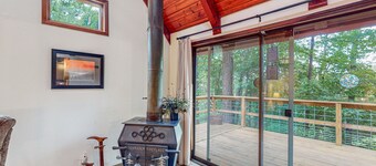 Roomy mountain-view cabin with a loft, wrap-around deck, WiFi - dogs OK