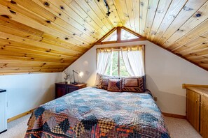 1 bedroom, bed sheets - Rolling Ridge Riverview Cabin in Bryson City with private balcony (Bryson City)