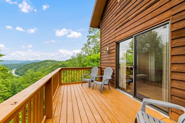 Terrace/patio - Rolling Ridge Riverview Cabin in Bryson City with private balcony (Bryson City)