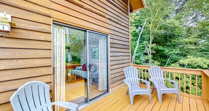 Rolling Ridge Riverview Cabin in Bryson City with private balcony