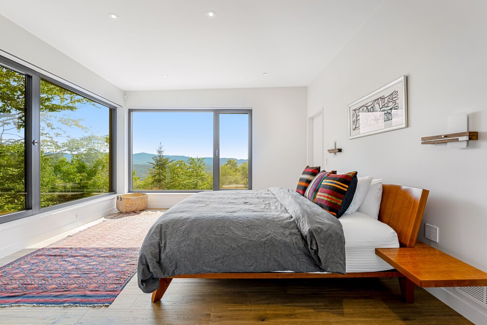 Sky Zen House in Warren with ridge line mountain views dogs